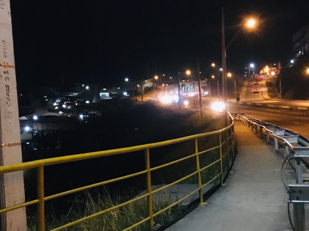 Incêndio atinge área de mata em avenida de Manaus 