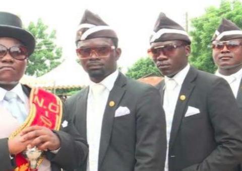 Idoso é enterrado com festa inspirada no 'meme do caixão'; assista