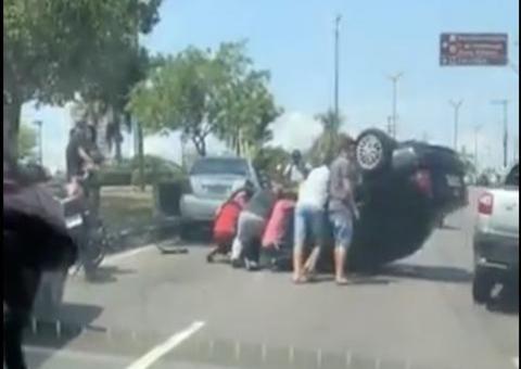 Carro capota em acidente na estrada da Ponta Negra