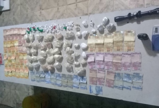 Irmãos são presos no Amazonas desfilando com drogas e arma falsa