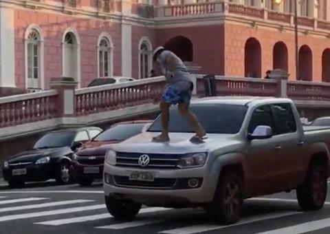 Pedestre se revolta com carro parado sobre faixa e passa por cima dele em rua de Manaus