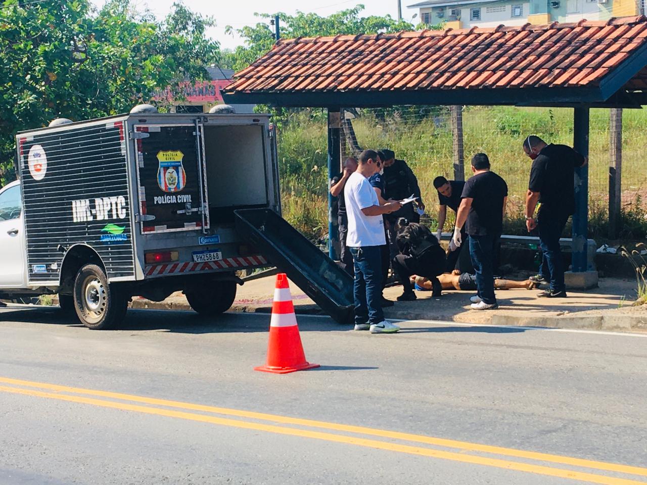 Homem é morto a pauladas enquanto dormia em ponto de ônibus em Manaus