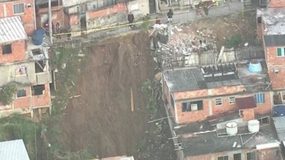 Vinte e duas casas são interditadas após parte de morro desabar no Rio de Janeiro