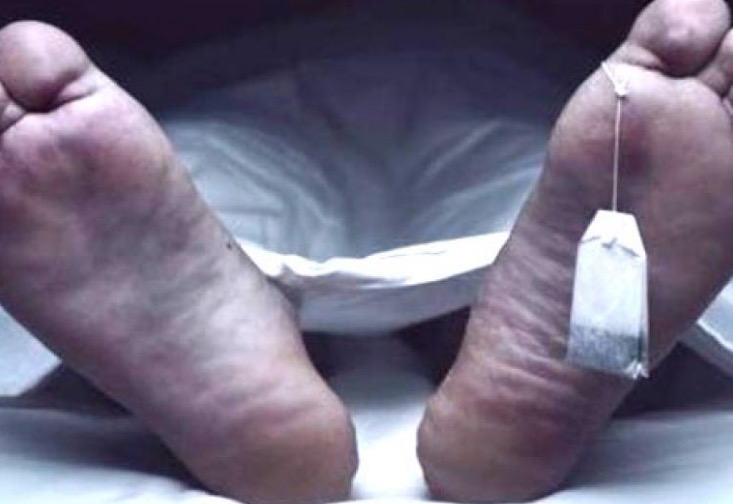 Mulher entra em necrotério para ver pai morto e se depara com algo bizarro