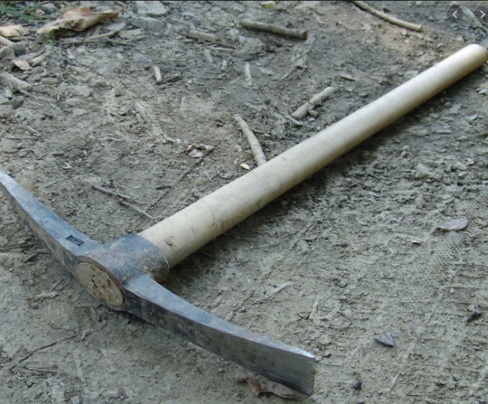 Mulher é morta pelo companheiro com golpes de picareta