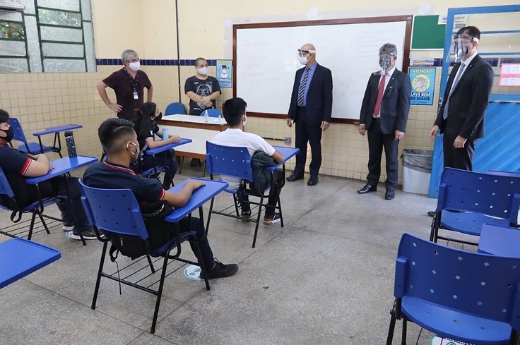 Defensoria inspeciona escolas e avalia como positiva volta às aulas em Manaus 