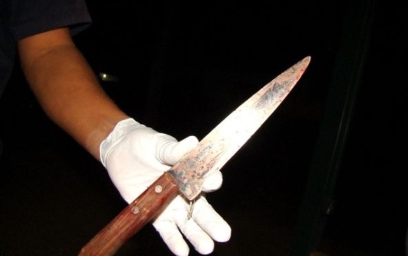 Mulher é morta a facadas na frente do filho de 10 meses