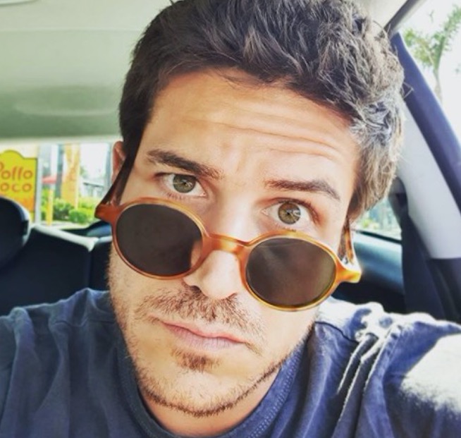 Marco Pigossi flagra briga de internautas sobre sua aparência e reage