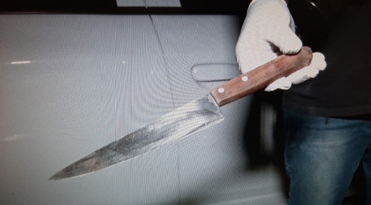 Mulher mata namorado com facada no coração após pegar ele com outra 