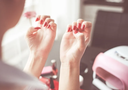 Mulher com Covid-19 vai à manicure, mas só avisa profissional no dia seguinte