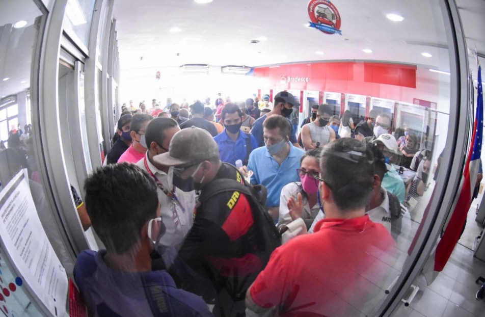 Longas filas e falta de senhas são encontradas em agência do Bradesco em Manaus