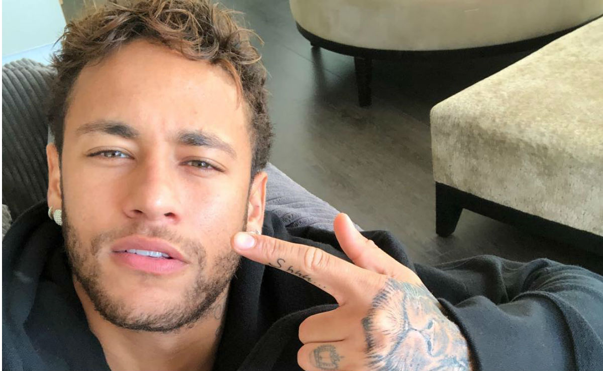 Neymar diverte fãs ao imitar Shakira; veja vídeo