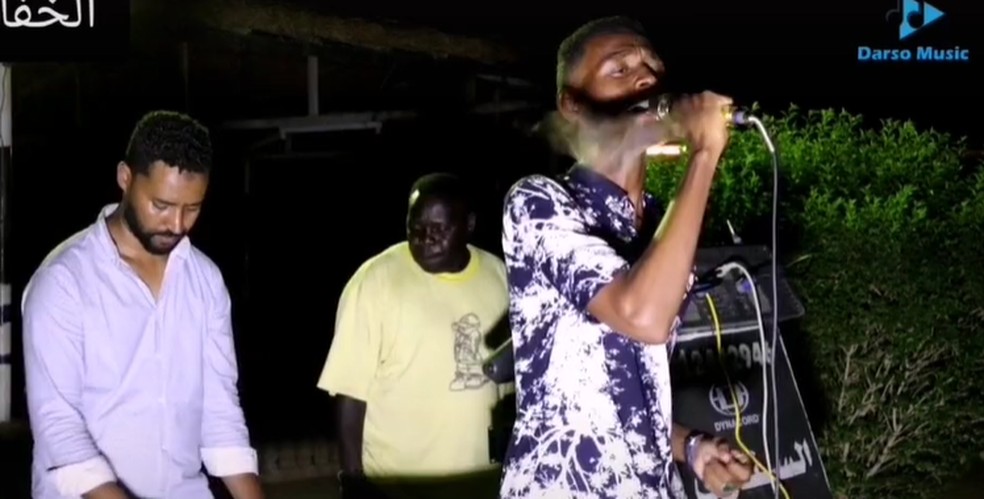 Morcego interrompe live ao dar 'voos rasantes' no rosto de cantor