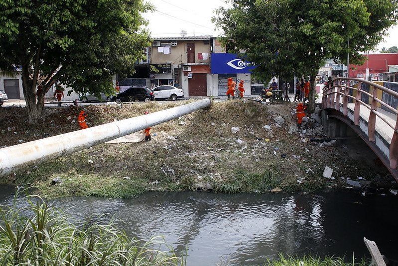 Igarapés e orla do rio Negro têm ações de limpeza em Manaus