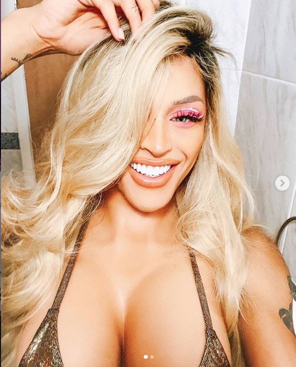 Pabllo Vittar choca com coxas musculosas e bumbum GG de fio dental