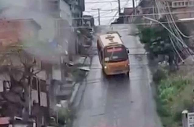 Vídeo flagra momento em que micro-ônibus desliza em ladeira de Manaus