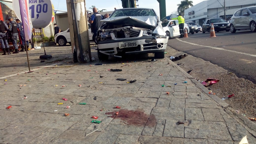 Carro desgovernado arrasta cinco pessoas em ponto de ônibus em Manaus