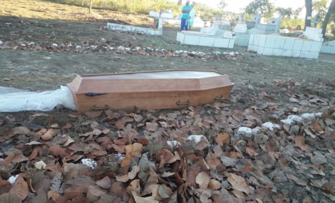 Corpo de vítima da covid é abandonado em caixão sem proteção em cemitério
