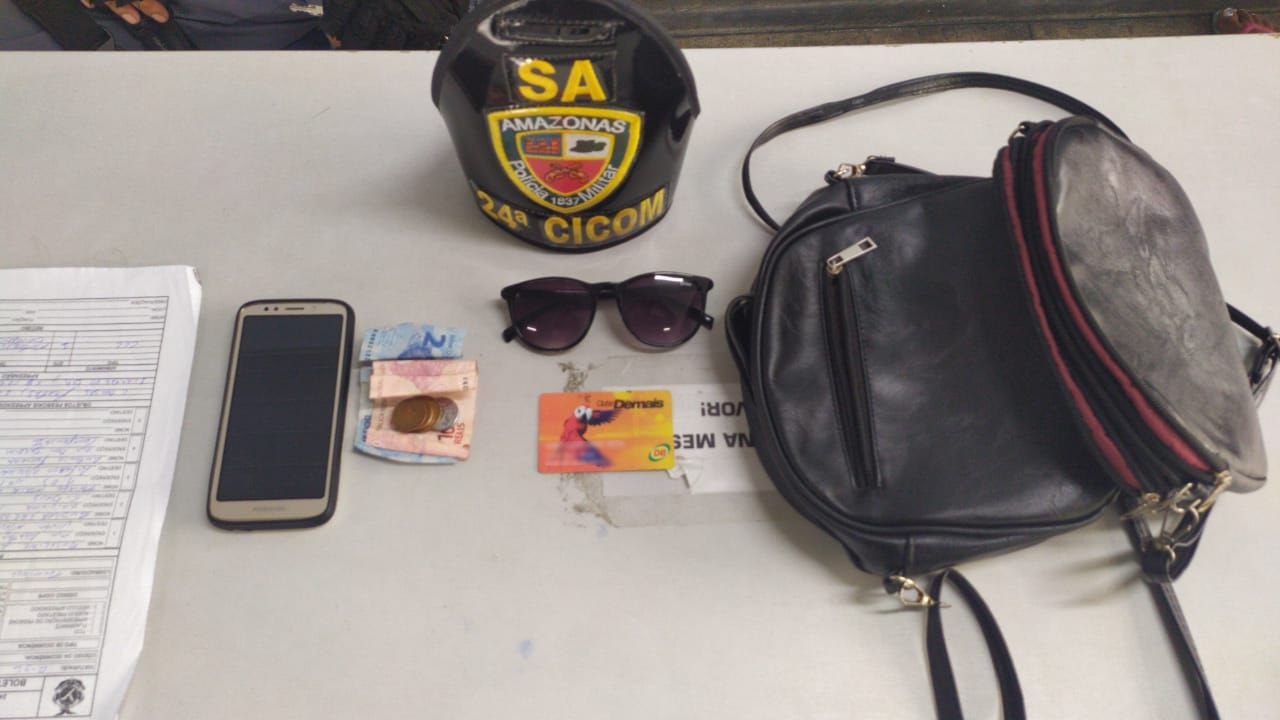 Mulher é presa após furtar celular de passageira que subia no ônibus em Manaus 