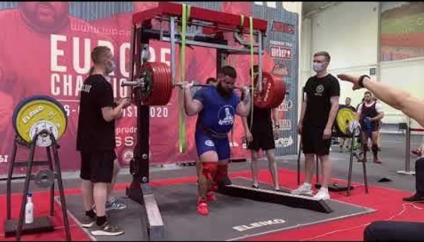 Halterofilista quebra joelhos ao levantar peso durante competição; veja vídeo chocante