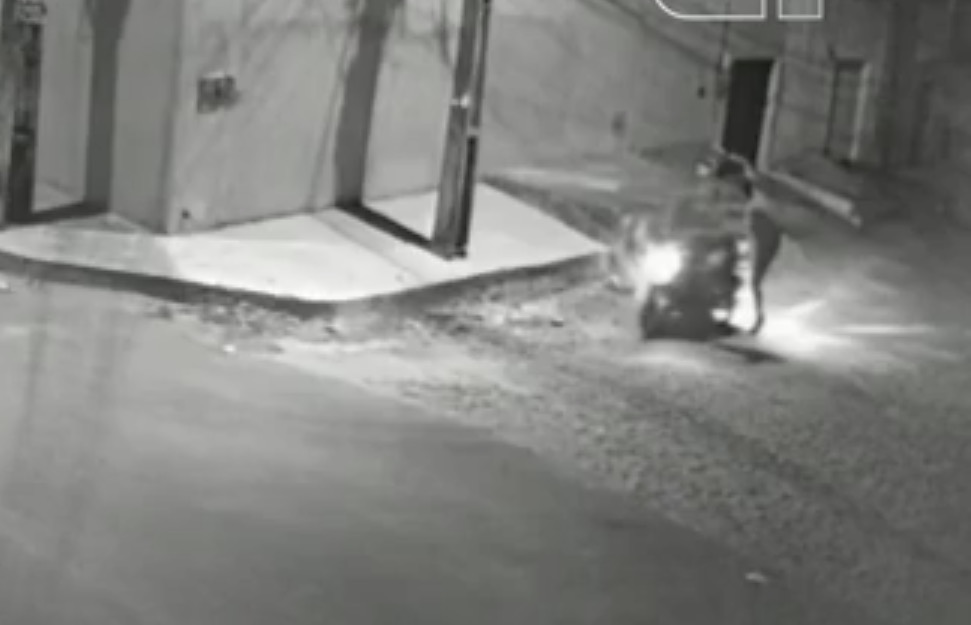 Inacreditável: Ladrão aplica 'voadora' em casal e rouba moto