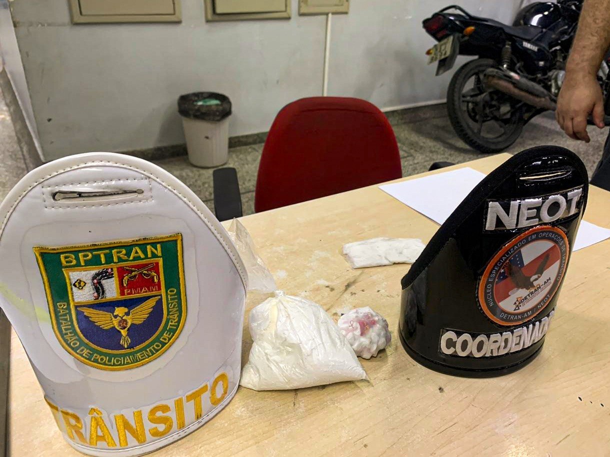 Durante blitz do Detran, dupla é detida com quase meio quilo de cocaína em Manaus 