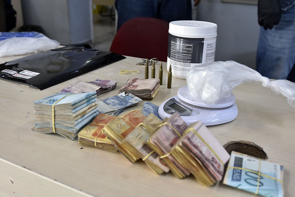 Seis pessoas são presas e R$ 15 mil em espécie apreendido durante operação em Manaus