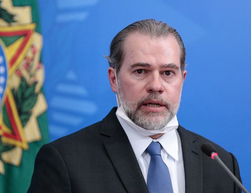 Presidente do STF deixa hospital após internação por pneumonite 