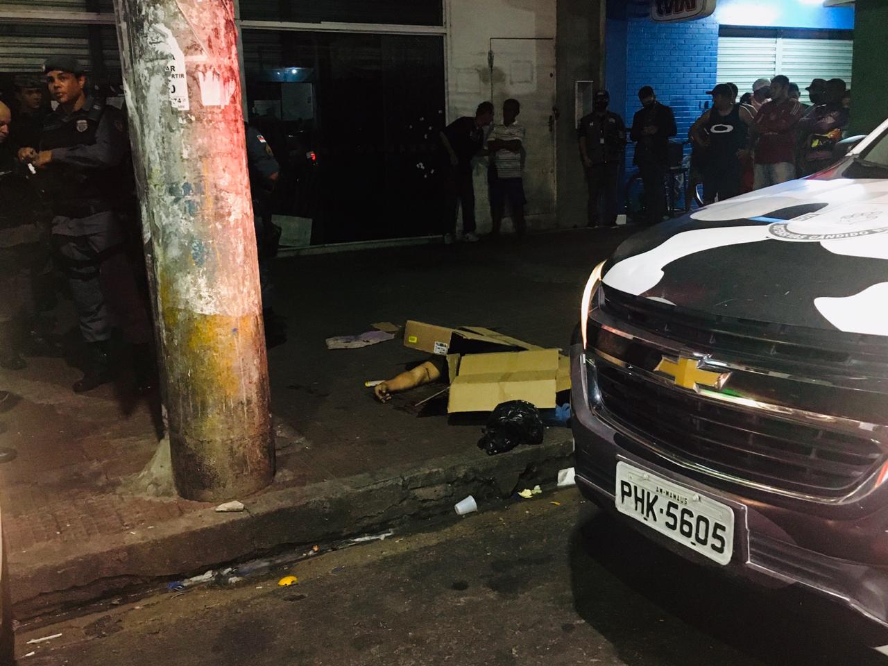 Homem é violentamente assassinado em área comercial de Manaus