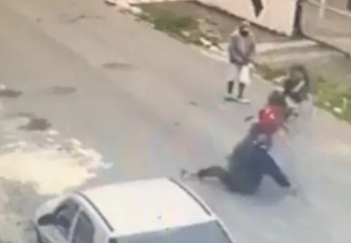 Homem cai ao empinar moto e 'arrasta' idoso na rua; assista vídeo