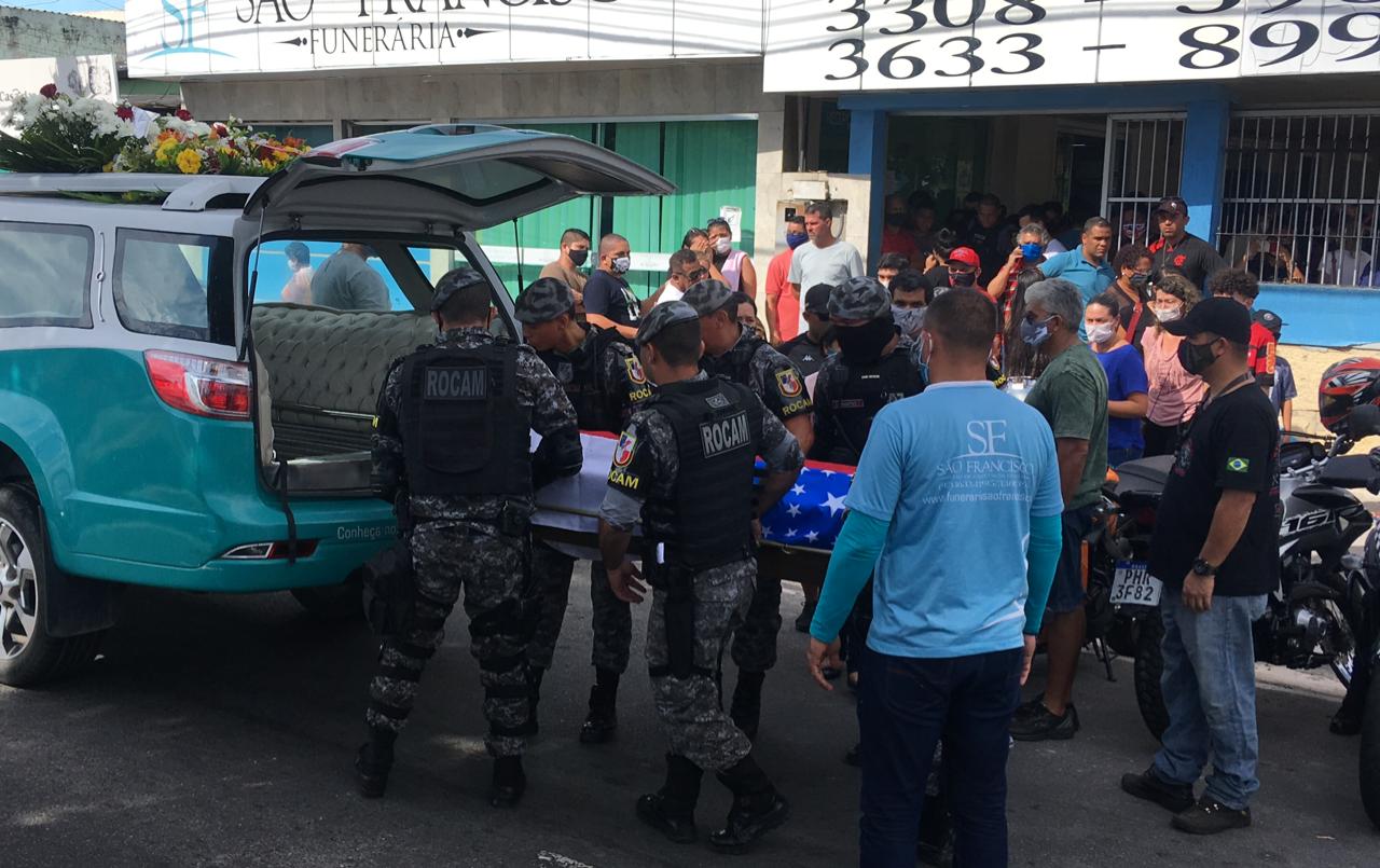 Comoção e revolta marcam velório de policial da Rocam em Manaus; veja vídeo