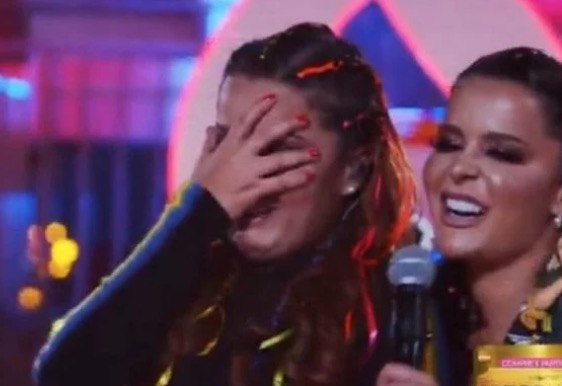 Maiara vai às lágrimas ao cantar música romântica e Maraisa brinca: ‘Tá com saudade?'