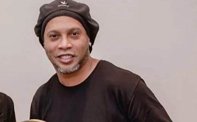 Em prisão domiciliar, Ronaldinho Gaúcho ganha presentes de artista no Paraguai