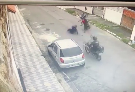 Homem atropelado por jovem que dava 'cavalo de pau' em moto fica com danos cerebrais