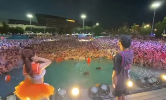 Multidão lota festa eletrônica polêmica em parque aquático de Wuhan