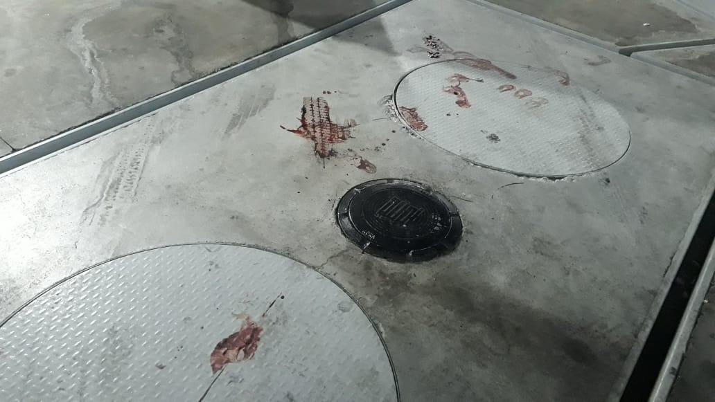 Em ataque de fúria, homem quebra vidro de porta de ônibus em Manaus 