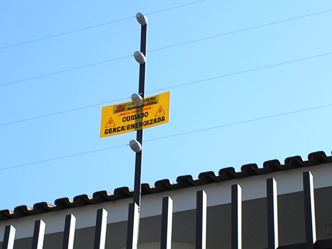 Homem pega choque elétrico e despenca do telhado de casa em Manaus 