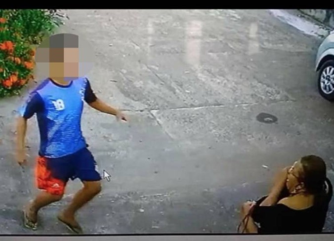 Adolescente é detido e jovem preso após assaltar mulher no Amazonas