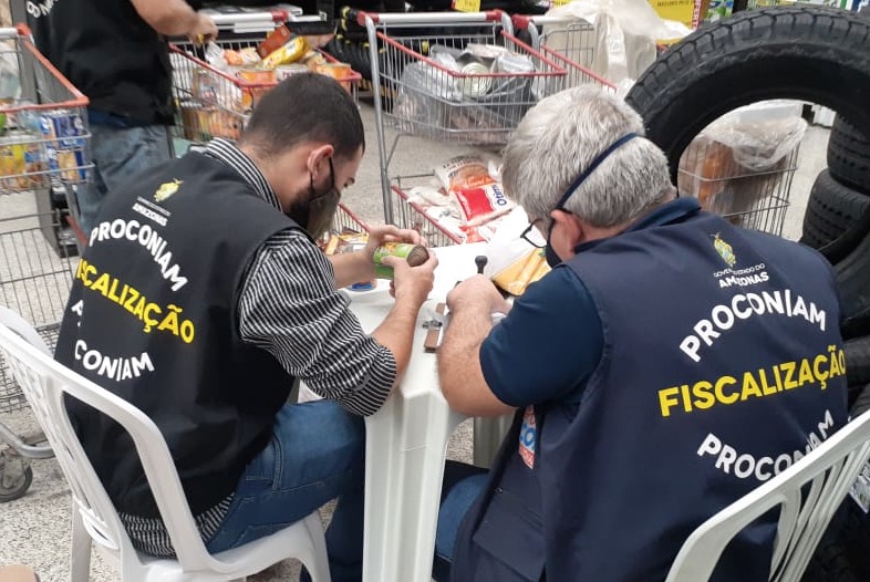 Supermercado é multado por vender carne vencida em Manaus