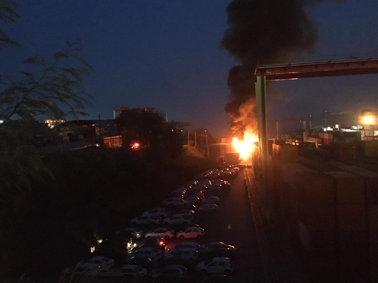 Após três horas de incêndio, chamas ainda consomem containers em Manaus