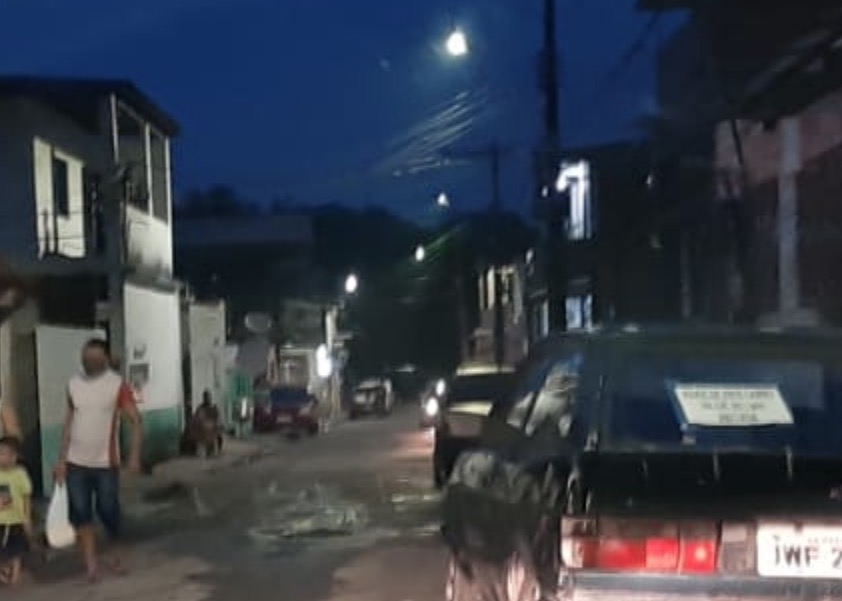 Homem morre com tiro na cabeça em frente de bar em Manaus