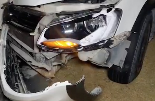 Avenida fica sem energia em Manaus após carro arrastar poste