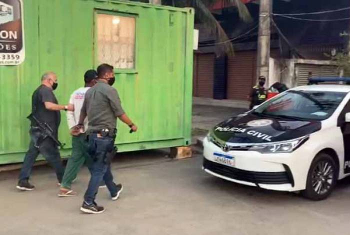 Idoso é preso ao ser flagrado obrigando neta a fazer sexo oral nele