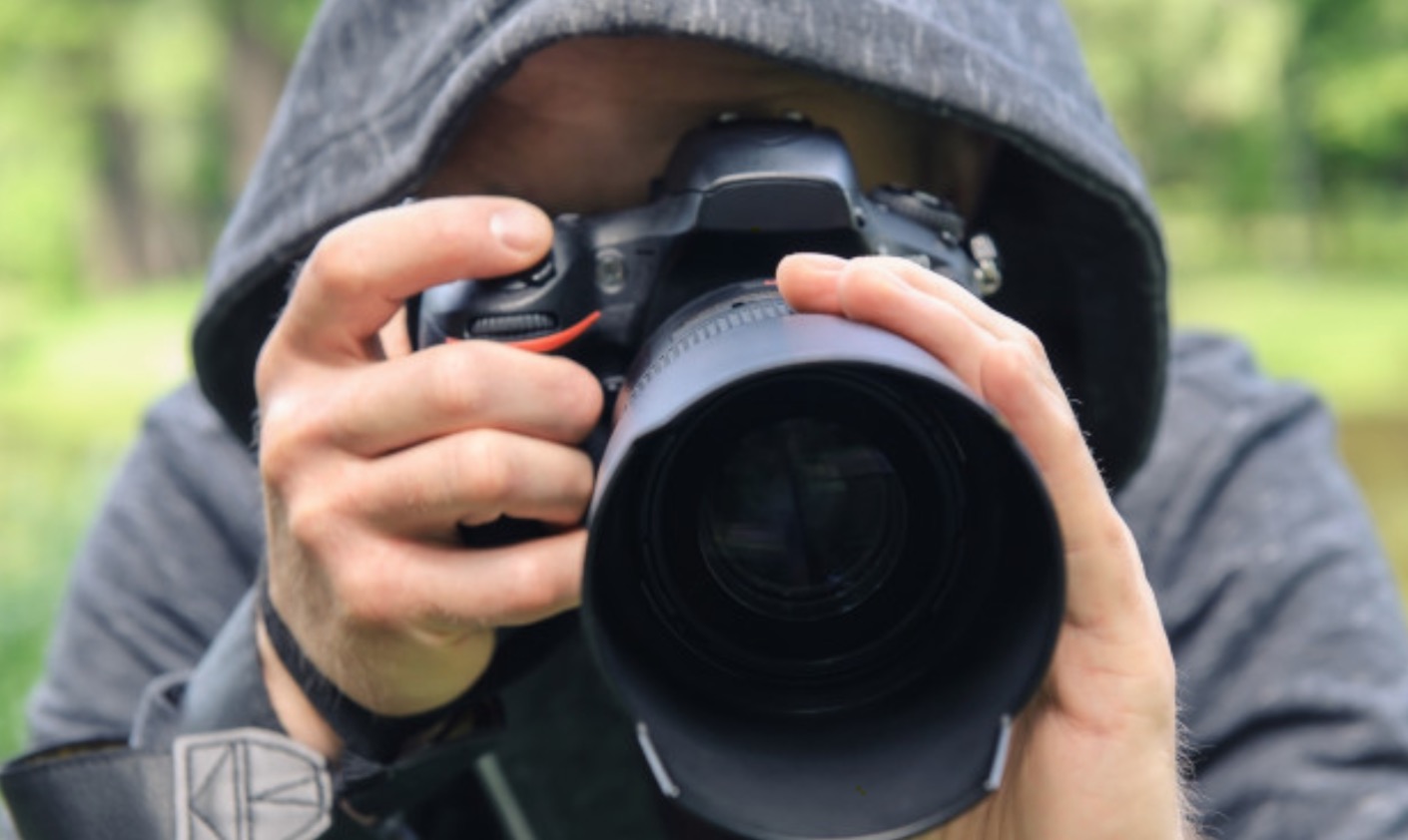 Vizinhos expõem professora por andar nua dentro do próprio apartamento