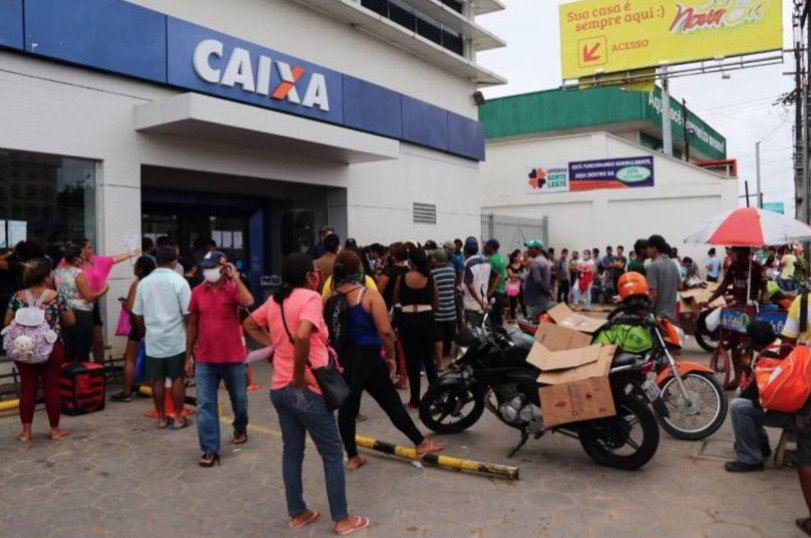 Lei obriga agências bancárias a distribuir álcool em gel em Manaus