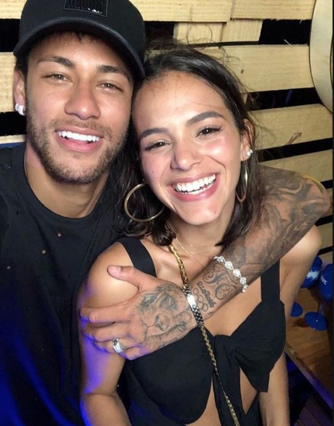 Bruna Marquezine curte vídeo de Neymar e fãs piram