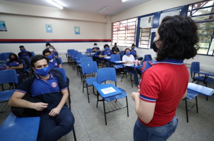 Casos de Covid-19 foram registrados em 34 escolas de Manaus, diz Sinteam