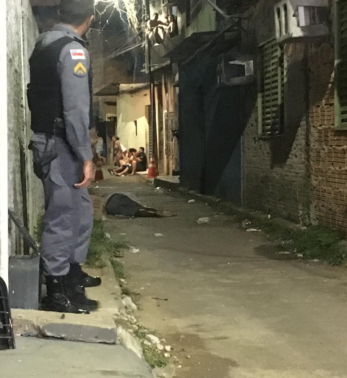 Homem é morto a tiros em beco na Compensa