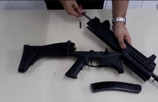 Homem é preso com submetralhadora e drogas em Manaus