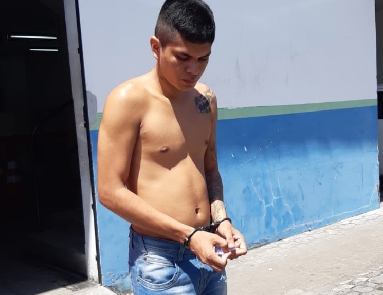 Jovem que assaltou e esfaqueou vítima em ponto de ônibus é preso em Manaus
